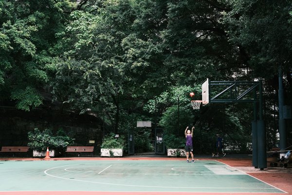 Quelle est la meilleure méthode pour enseigner les rotations défensives dans une équipe jeune ?